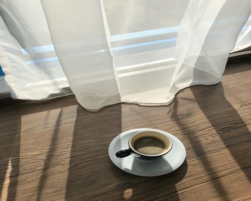 Persona relajada tomando café por la mañana en su casa