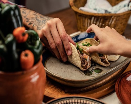Familia mexicana comiendo tranquilamente comida casera en su comedor