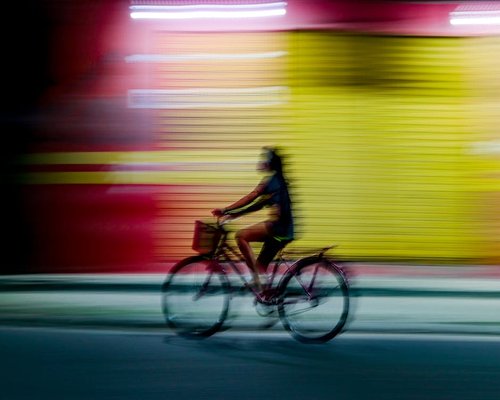 Familia paseando en bicicleta el fin de semana